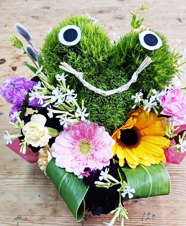 てまり草で作った小さなカエル